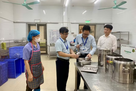 Bắc Ninh: Kiểm tra đột xuất, siết chặt ATTP trong bếp ăn trường học