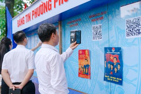 Chuyển đổi số từ “bảng tin đầu ngõ” đến đời sống số của người dân
