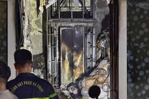 Cháy nhà 5 tầng trên đường Hồng Hà, đưa 5 người bị mắc kẹt ra ngoài