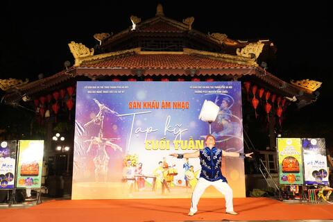 Hấp dẫn các màn trình diễn nghệ thuật và xiếc tại sân khấu Nhà Bát Giác