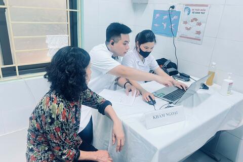 Gần 600 người cao tuổi phường Yên Hòa được khám sức khỏe miễn phí