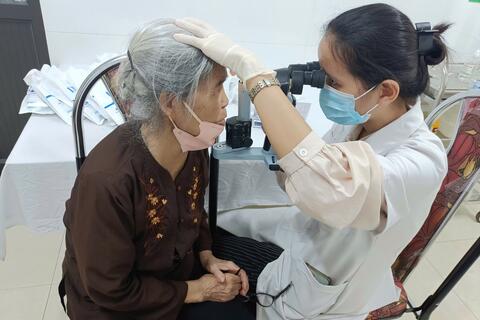Xã Bất Bạt tổ chức khám mắt miễn phí cho hơn 500 người dân