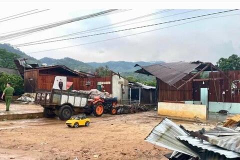 Hàng nghìn nhà dân hư hỏng do dông, lốc, mưa đá