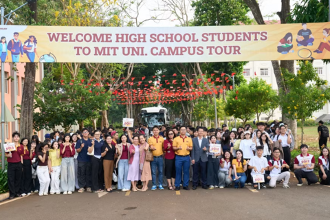 2.000 học sinh trải nghiệm hướng nghiệp tại Trường Đại học Công nghệ Miền Đông