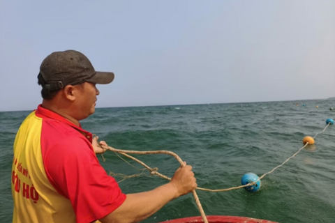 Trước mùa du lịch, bãi biển Mỹ Khê khoanh vùng an toàn tắm biển