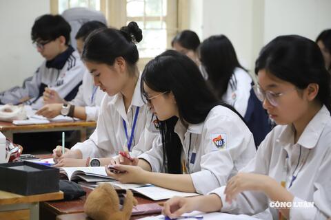 Gần 1 năm miễn học phí, nỗi niềm phụ huynh vẫn là các môn liên kết ở trường công bị trùng lặp nội dung chính khóa