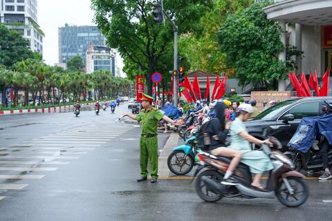 Phường Ngọc Hà ra quân cao điểm bảo đảm vệ sinh môi trường, trật tự đô thị dịp lễ lớn
