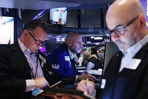 Dow Jones mất hơn 250 điểm khi giá dầu tiếp tục leo thang
