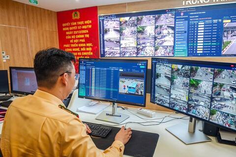 Phía sau những màn hình giữ nhịp giao thông Thủ đô