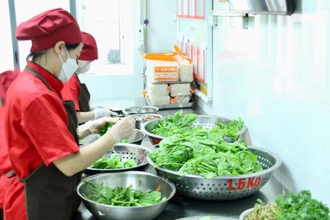 Phường Phú Thượng đẩy mạnh chuẩn hoá bếp ăn trường học vì an toàn của học sinh