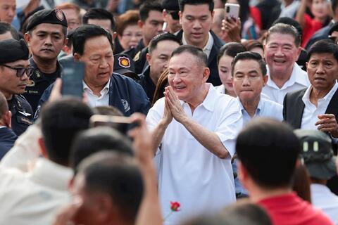 Cựu Thủ tướng Thái Lan Thaksin Shinawatra được trả tự do