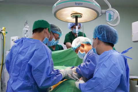 Bị đinh kim loại xuyên bụng, nam thanh niên thoát hiểm hy hữu
