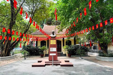 <a href="/kham-pha" title="Khám phá" rel="dofollow">Khám phá</a>