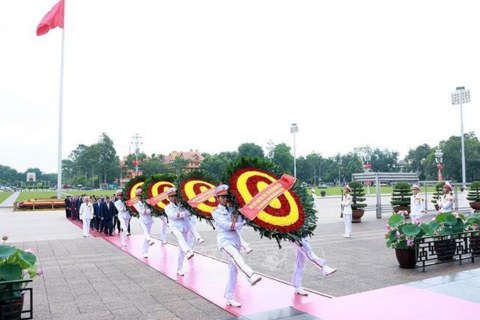Lãnh đạo Đảng, Nhà nước thành kính dâng hoa tưởng nhớ Chủ tịch Hồ Chí Minh nhân dịp kỷ niệm 136 năm ngày sinh của Bác
