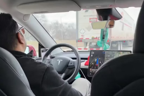 Tài xế Uber ngủ gật 20 phút, để Tesla tự lái và gây tranh cãi dữ dội