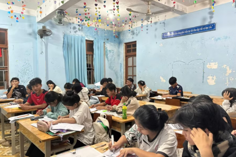 'Giữ chân' học sinh ở lại trường ôn thi
