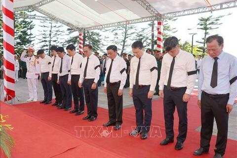 Thường trực Ban Bí thư Trần Cẩm Tú dự Lễ viếng, truy điệu và an táng hài cốt liệt sĩ tại tỉnh Hà Tĩnh