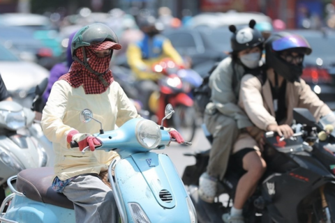 Chuyên gia khuyên: 3 tiêu chí chọn áo chống nắng ngăn tia UV, ngừa ung thư da trong thời tiết nắng bỏng rát