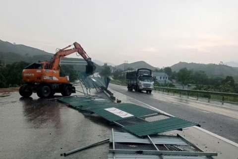 Khắc phục sự cố rào chắn bị cuốn ra mặt đường cao tốc Nội Bài - Lào Cai