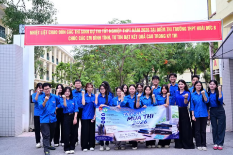 Sắc xanh tình nguyện lan tỏa yêu thương nơi trường thi