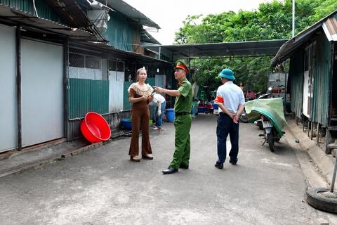 <a href="/thoi-su" title="Thời sự" rel="dofollow">Thời sự</a>