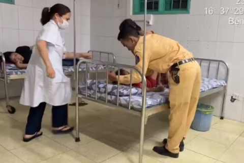 Bé 3 tuổi co giật được CSGT mở đường đến bệnh viện cấp cứu an toàn