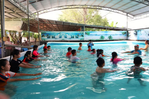 Gần 30 trẻ em khó khăn ở Cà Mau được dạy bơi miễn phí