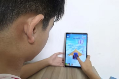 Nỗi lo từ chiếc điện thoại trên tay trẻ em
