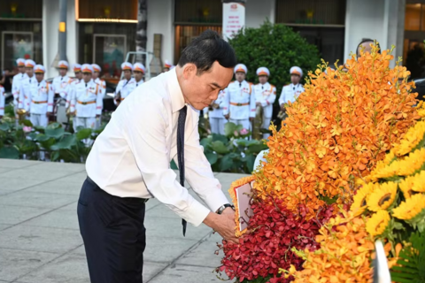 Đoàn đại biểu TPHCM dâng hương tưởng nhớ Chủ tịch Hồ Chí Minh