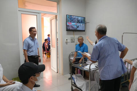 Phường Phú Diễn khám sức khỏe cho gần 400 người có công và đối tượng chính sách