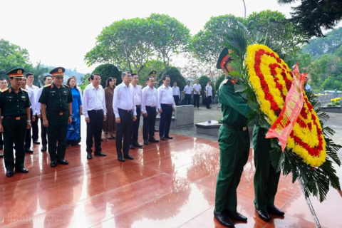 Thủ tướng dâng hương tưởng niệm các Anh hùng liệt sĩ, tặng quà gia đình người có công tại Lào Cai