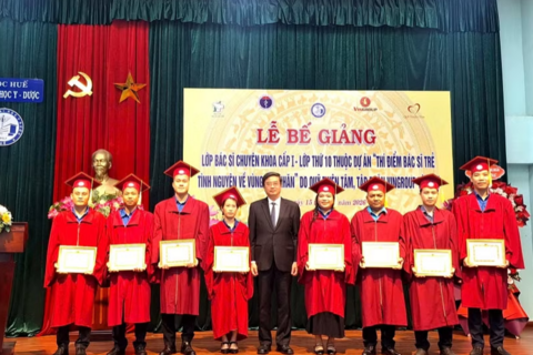 Cấp bằng chuyên khoa cấp I cho 37 bác sĩ trẻ tình nguyện về vùng khó khăn