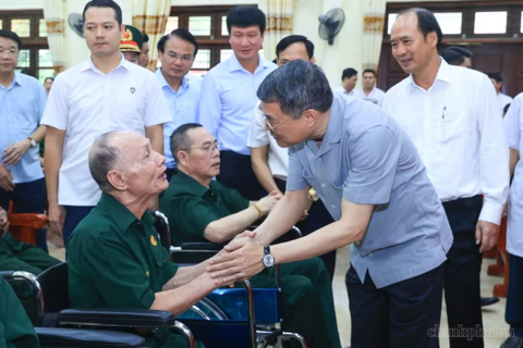 Thủ tướng Lê Minh Hưng thăm, tặng quà các thương binh, bệnh binh tại Ninh Bình