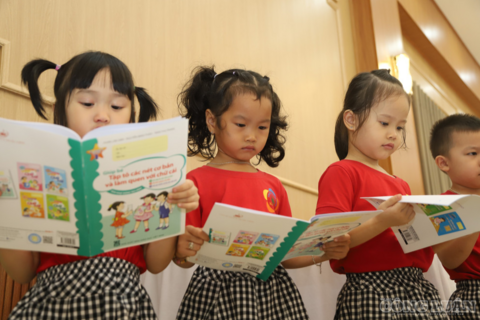 Mỗi bộ sách giáo khoa giá 200.000-300.000 đồng, nhiều địa phương quyết 'trả hộ' phụ huynh ngay từ năm học này