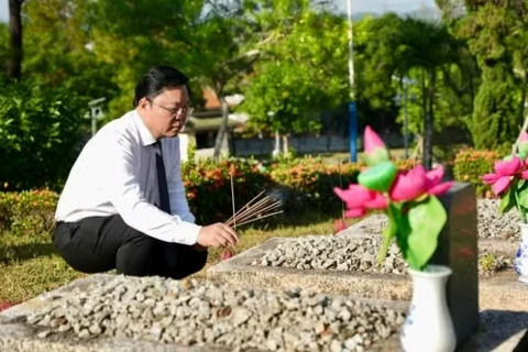 Lãnh đạo TP Huế dâng hương tri ân các Anh hùng liệt sĩ nhân ngày 27/7