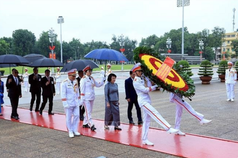 Chủ tịch Quốc hội Campuchia viếng Chủ tịch Hồ Chí Minh và tưởng niệm Anh hùng liệt sĩ
