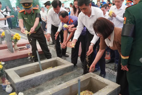 Điện Biên truy điệu và an táng 2 hài cốt liệt sĩ hy sinh tại đèo Pha Đin