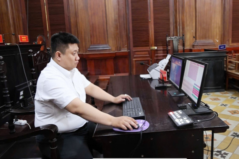 Từ 1/8/2026, quy định không được mang điện thoại, laptop, đồng hồ thông minh vào phiên tòa