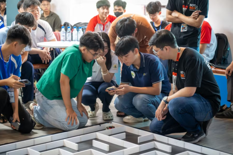 Học sinh thử tài chế tạo robot với sân chơi Micromouse