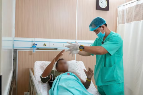 Cứu nam bệnh nhân vỡ gan, gãy 7 xương sườn do ngã từ độ cao 3m