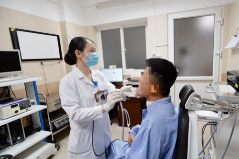 'Chữa' hóc xương cá bằng cơm: Mẹo truyền miệng, họa thật người