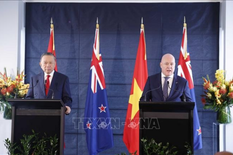 Tổng Bí thư, Chủ tịch nước Tô Lâm và Thủ tướng New Zealand gặp gỡ báo chí và chứng kiến trao các văn kiện hợp tác
