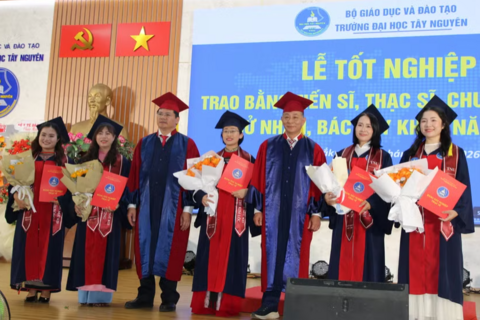 Trường ĐH Tây Nguyên trao bằng tốt nghiệp cho 311 tiến sĩ, thạc sĩ và cử nhân