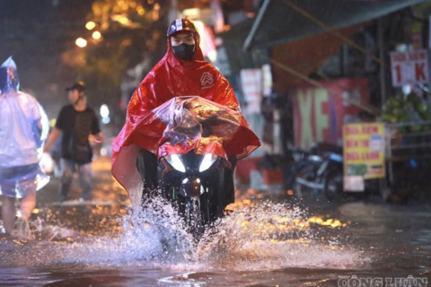 Hà Nội: Trực 24/24h ứng phó mưa lớn, sẵn sàng dừng thi công công trình gây ngập úng