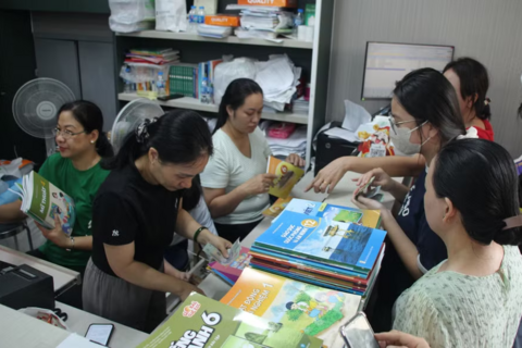 Phụ huynh TPHCM phấn khởi vì mua đủ sách giáo khoa