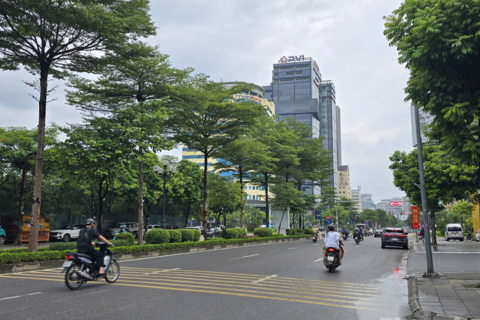 Nhiều 'rốn ngập' Hà Nội bất ngờ thông suốt sau cơn mưa lớn dồn dập