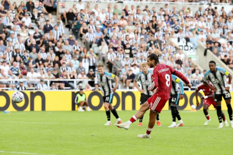 Liverpool thoát thua kịch tính trước Newcastle