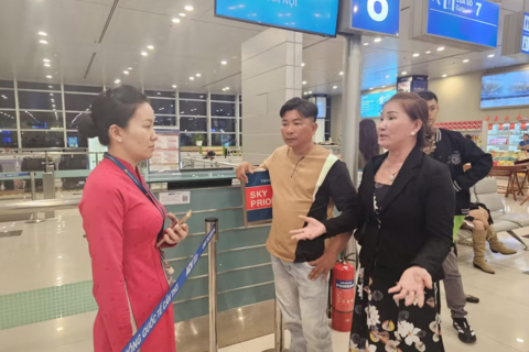 Hành khách bức xúc vì bị hủy chuyến bay sau cả ngày chờ đợi