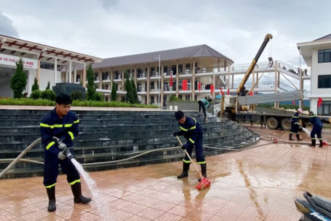 Tuổi trẻ Công an TP Huế làm sạch trường lớp ở 2 trường vùng cao trước thềm năm học mới