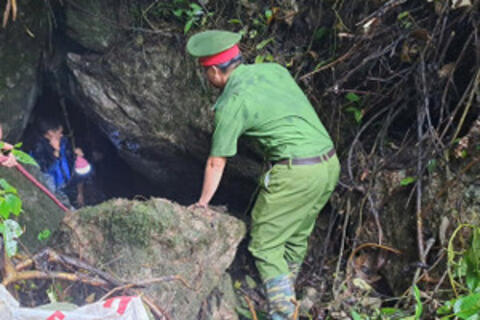 Giải cứu 3 người mắc kẹt trong hang Rút ở Phú Thọ